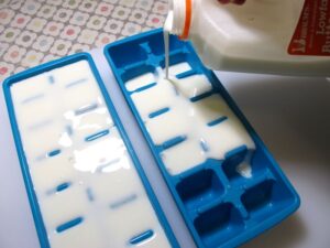 Заморозка молока в формочках для льда