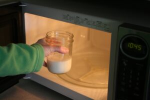 Разморозка молока в микроволновке