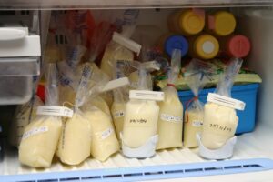 Хранение молока в морозилке